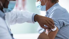 Personne qui reçoit une injection.