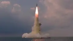 북한은 지난 10월 잠수함발사탄도미사일(SLBM)을 잠수함에서 시험발사한 사진을 공개했다