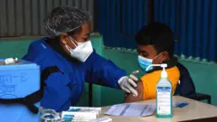 बनेपामा कोभिड विरूद्धको खोप लगाइँदै