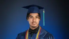 ዴኒስ ጥቁር አሜሪካዊ ሲሆን ስፓኒሽ አቀላጥፎ ይናገራል
