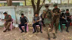 ရွှေဘိုမြို့အထက်တန်းကျောင်းမှာ လုံခြုံရေးစောင့်နေတဲ့ စစ်ကောင်စီတပ်ဖွဲ့ဝင်တွေ 