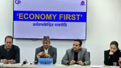 नेपाल उद्योग परिसङ्घका अध्यक्ष वीरेन्द्रराज पाण्डे (बायाँबाट दोस्रो) र पदाधिकारीहरू