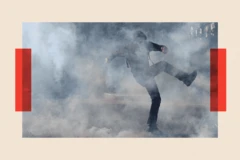 Un manifestante lanza una patada entre los gases lanzados por la policía en una protesta en Francia.