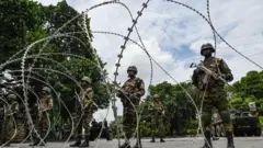 কারফিউ জারির পর সড়কে সেনাদের অবস্থান 