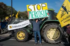 Un granjero francés con un cartel que dice: Stop Mercosur (Alto a Mercosur)