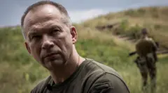 El comandante en jefe de Ucrania, Oleksandr Syrskyi, fue destituido después de varios días de protestas.