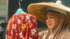 Farida menjemur baju