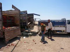 جانب من آثار غارة روسية على سوق في إدلب الأحد