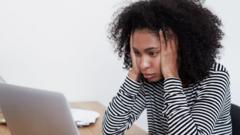 Femme regardant son ordinateur portable avec frustration