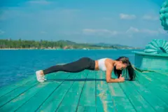 Paola Carbajal demonstrando uma prancha abdominal