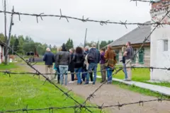 Visitantes de um antigo gulag.