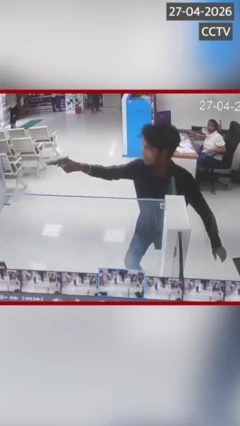 સુરતમાં ધોળેદિવસે હથિયારો સાથે ત્રાટકીને થયેલી 50 લાખ રૂપિયાની લૂંટના સીસીટીવી સામે આવ્યા છે.