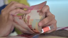 Ilustrasi seorang perempuan sedang menghitung uang. 