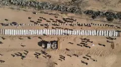 95 نامعلوم لاشوں کی دیر البلاح میں اجتماعی تدفین کر دی گئی ہے