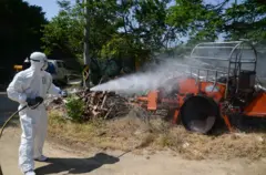 말라리아 방역 작업하는 작업자