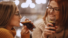 Duas mulheres tomando refrigerantesesporte da sortenetcoposesporte da sortenetvidro