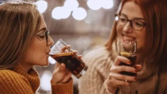 Duas mulheres tomando refrigerantescoposvidro