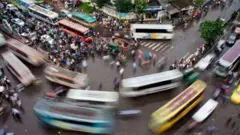 ঢাকার একটি রাস্তায় যান চলাচল