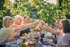 چند زن دور مییز