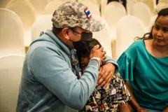 แรงงานไทยสวมกอดบุตรชายด้วยความดีใจ 15 ต.ค.