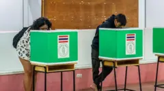 हरेक मतदाताले दुईवटा मत खसाल्ने छन्