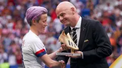 2019 여자 월드컵 시상식에서 메건 라피노에게 골든슈를 주는 인판티노 회장