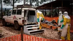 Un patient transporté dans un centre de traitement Ebola en RDC