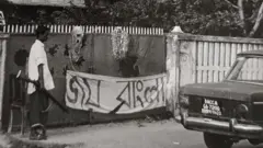 বাংলাদেশের প্রতিষ্ঠাতা রাষ্ট্রপতি শেখ মুজিবর রহমানের বাসভবনের সামনে জয় বাংলা লেখা ব্যানার
