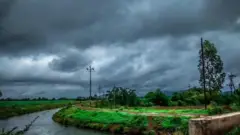 હાલમાં બંગાળની ખાડીમાં એક સિસ્ટમ સર્જાઈ છે અને તેના કારણે હવામાનમાં પણ ફેરફાર થઈ રહ્યો છે ગુજરાત ચોમાસું વરસાદ હવામાન ખેતર ખેતી ખાતર પાણી પૂર બીબીસી ગુજરાતી હવામાન મૌસમ