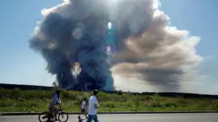 столбы дыма в небе у Электростали