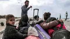 Palestinos huyen de la zona donde se ubica el hospital al-shifa