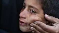 Un niño llora en el sur de Gaza luego de que la carpa en que vivía con su familia fue destruida por el viento y la lluvia. 9 de enero. Khan Yunis.