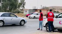 فريق الهلال الأحمر الليبي في ترهونة يستقبل الفارين من القتال في طرابلس