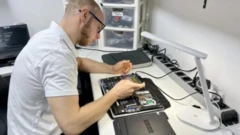 Pesin wey dey fix laptop