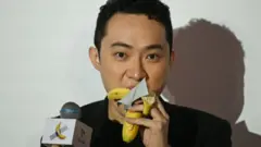 34 वर्षीय क्रिप्टोकरन्सी उद्योजक जस्टीस सन यांनी लिलावामध्ये जिंकलेलं हे केळ खाऊन टाकलं आहे. 