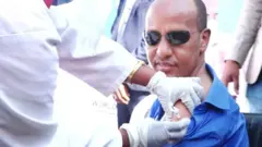 የሶማሌ ክልል ምክትል ርዕሰ መስተዳድር አቶ ሙስጠፌ መሀመድ የኮቪድ -19 ክትባት ሲከተቡ