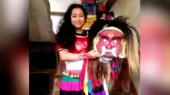 लाखेको मुकुटसँग सुप्रभा प्रधान।