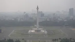 Suasana tugu Monas yang tertutup oleh kabut polusi di Jakarta, Selasa (25/7/2023).