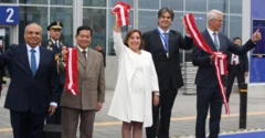 Dina Boluarte y otras personalidades muestran brazo en alto la cinta cortada de la inauguración del nuevo aeropurto de Lima. 