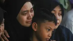 بیوه زولمی آدیتیا اسکندر، سرباز اندونزیایی نیروهای حافظ صلح ملل متحد، در مراسم تشییع جنازه او در گورستان سیکوترا در شهر باندونگ، در ۵ اپریل (۱۶ حمل) گذشته گریه می‌کند. زولمی یکی از سه سرباز اندونزیایی بود که هنگام خدمت در چارچوب نیروی موقت ملل متحد در لبنان (یونیفل) کشته شد.