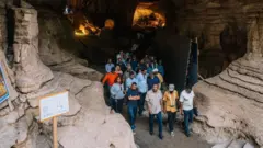 ጠቅላይ ሚኒስትር ዐቢይ እና ባለስልጣናቶቻቸው ሶፍ ኡመር ዋሻን ሲጎበኚ