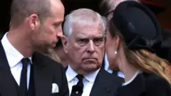 Andrew aparece entre o príncipe e a princesa de Gales, que se voltam para ele. Sua expressão é séria, com os lábios cerrados.