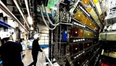 Le détecteur Atlas, de la taille d'un camion-citerne, est utilisé pour mesurer certains des plus petits objets de l'Univers.