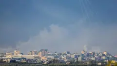 يواصل الجيش الإسرائيلي الجمعة عملياته العسكرية في قطاع غزة وسط انقطاع شبه تام في الاتصالات