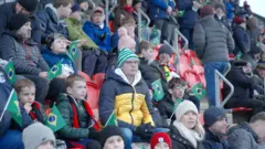 Torcedores do Exeter com a bandeira brasileira