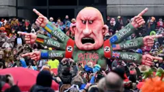 Hiasan karnaval yang menampilkan oligarki Rusia Yevgeny Viktorovich 