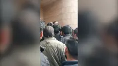 اعتراض مهاجران افغان به بسته شدن حساب‌های بانکی‌شان در کرمان