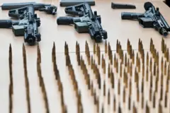 Fusiles y munición incautados en un operativode las fuerzas armadas y la policía de Ecuador en marzo de 2025.