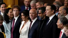 Aparecendo na segunda posse de Donald Trump, da esquerda para a direita: Mark Zuckerberg em um terno preto, camisa social branca e gravata vermelha; Jeff Bezos em um terno azul-marinho, camisa social branca e gravata vermelha; Sundar Pichai em um terno, camisa e gravata totalmente pretos; Elon Musk em um terno preto, camisa social branca e gravata azul-marinho.