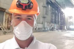 Doroshenko utilizando indumentária protetora no interior do domo que protege o reator 4 de Chernobyl